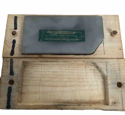 Piedra oleaginosa dura translúcida Norton Pike Arkansas 4 x 2" con caja Foto 1 de 4