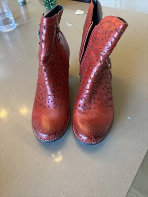 Botines rojos con tachuelas L'artiste talla 9 EE. UU. Foto 1 de 4