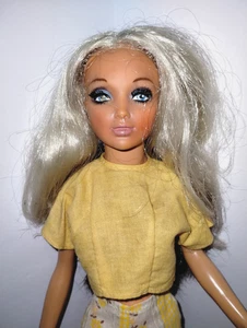 Muñeca Tiffany Taylor con Lindo Conjunto Amarillo Fondos Campana Hippie Rubia/Morena - Imagen 1 de 4