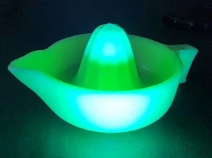 Exprimidor de cítricos McKee amarillo uranio Early Sunkist escariador UV brillante de colección - Imagen 1 de 8