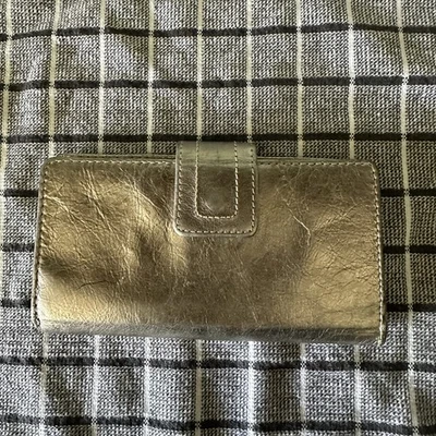 Cartera sin asas para mujer Fossil de cuero metálico plateado/verde - falta cremallera usada Foto 1 de 4