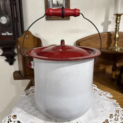 Olla de cámara esmaltada de colección blanca con tapa roja y mango de paca de madera primitivo Foto 1 de 4