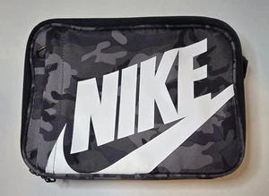 Nike Futura Fuel Pack Bolso de Almuerzo Patrón de Camuflaje Nike Swoosh Logo Fácil de Limpiar - Imagen 1 de 9