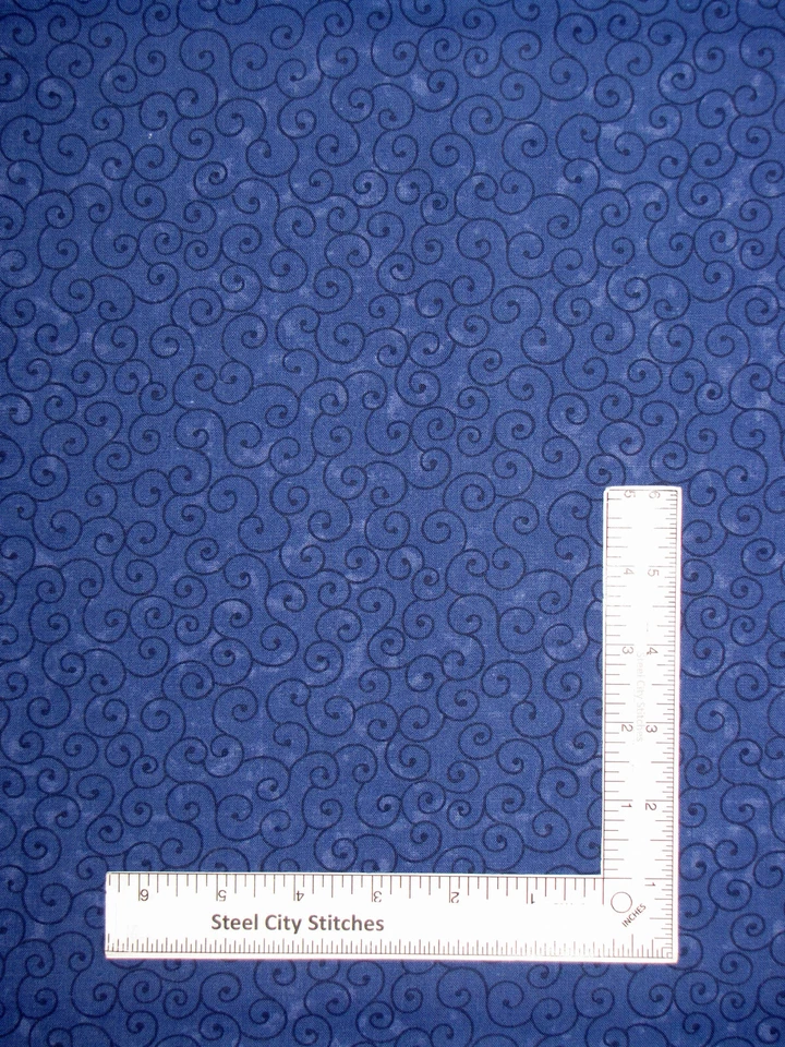 Licuadora tonal de algodón tela azul oscuro sobre rizos remolinos Q Santee por yarda Foto 1 de 1