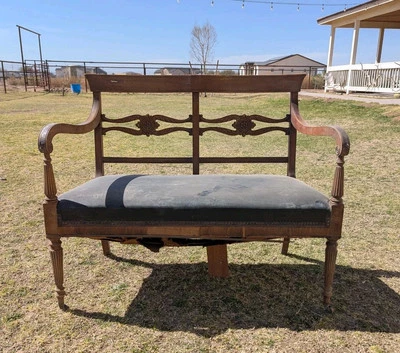 Antiguo banco de asiento con tachuelas estilo gótico con ruedas *Proyecto* Foto 1 de 4