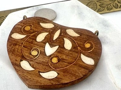 Pingente de coração de madeira incrustado vintage dos anos 80 marchetaria artesanal achado artesanal - Imagem 1 de 4