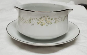 Lady Carolyn di Fine China of Japan - Barca Gravy vintage con sottopiatto usata in ottime condizioni - Foto 1 di 9