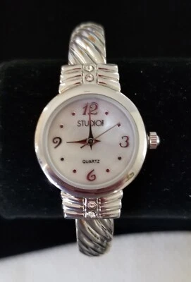 Novo com etiquetas Studio Time Kohl's relógio de punho/pulseira tom prata STD3544T 6"-7" nova bateria - Imagem 1 de 4