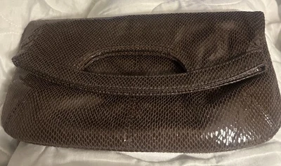 Cartera sin asas plegable con aspecto de piel de serpiente marrón NINE WEST captura magnética recortada Hndl Foto 1 de 4