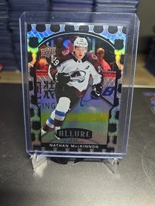 Upper Deck Allure 2020-21 - Nathan MacKinnon #23 2005 NHL SHIELD - Imagen 1 de 2