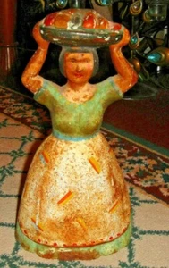 Antiguo tope de puerta de hierro fundido para mujer con cesta de fruta en la cabeza sujetalibro antiguo - Imagen 1 de 11