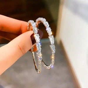 Bonitos Nuevos Pendientes de Arro Trasero Omega Redondos Enchapados en Plata Cristal Transparente CZ - Imagen 1 de 5