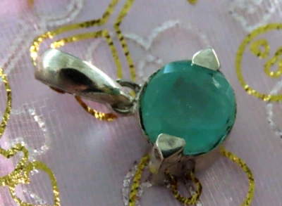 Ciondolo in argento con smeraldo naturale colombiano @2 cts - Immagine 1 di 4