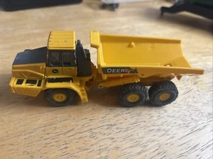 Ertl 1/64 John Deere Articulated Dump Truck Broken Strut - Picture 1 of 7