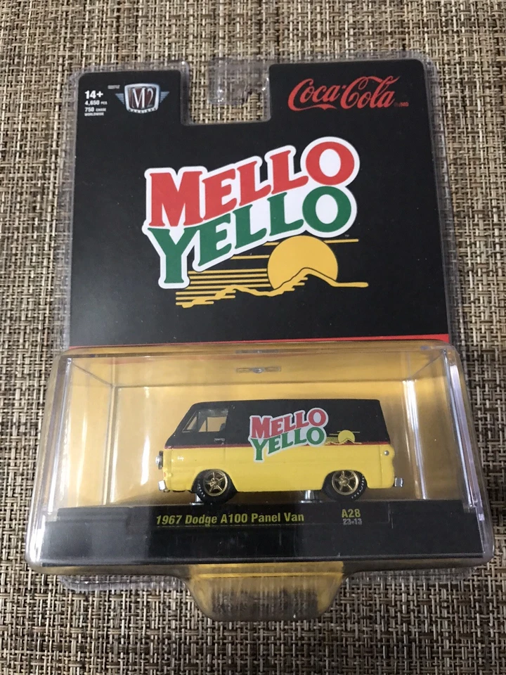 Van painel Dodge A100 M2 Machines Coca Cola Mello Yello amarelo e preto 1967 - Imagem 1 de 1