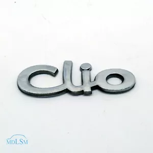 SCRITTA RENAULT CLIO LOGO EMBLEMA SIGA BADGE FREGIO POSTERIORE ORIGINALE - Foto 1 di 3