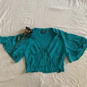Bebe Damen Shirt Oberteil Gr. XS blau cropped Glockenärmel Bluse Boho vorne zum Binden - Bild 1 von 9