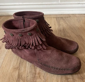 Botines mocasín de gamuza mocasín rojo púrpura con flecos dobles Minnetonka para mujer talla 10 - Imagen 1 de 7