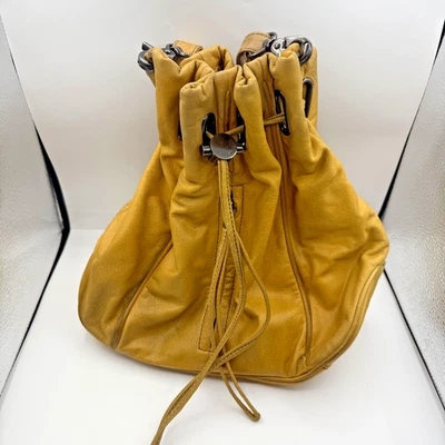 Bolso Cubo Cocoon Cuero Amarillo MIMCO Cierre con Cordón Sobre el Hombro Retirado  Foto 1 de 4