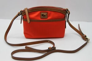 Dooney & Bourke Camden Collection Nylon gewölbte Umhängetasche rot UVP 109 $ - Bild 1 von 17