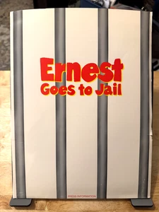 ERNEST GOES TO JAIL 1990 Movie Press Kit - Folder Production Notes 3 S/W Photos - Bild 1 von 5