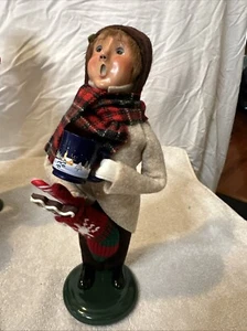 Byers’ Choice LTD - The Carolers - Boy With Gingerbread 2018 Signed - Picture 1 of 7