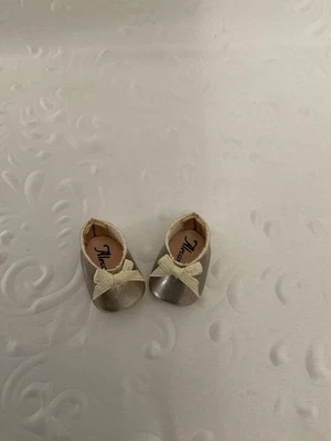 "Zapatos de charol Madame Alexander dorados brillantes con lazo crema para muñeca de 8""" Foto 1 de 4