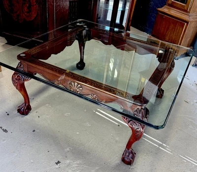 Mesa de centro tallada con tapa de vidrio de caoba vintage con patas de garra Foto 1 de 4