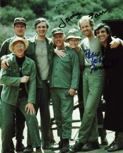 Mike Farrell und Jamie Farr signed Autogramm 8x10 Foto MASH M*A*S*H TV - Bild 1 von 1
