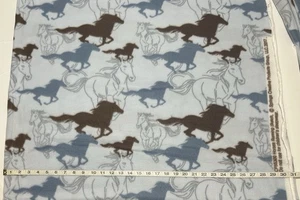 "Nueva tela polar por yarda - Caballos para correr sobre fondo azul teniente - 58"" de ancho" - Imagen 1 de 3
