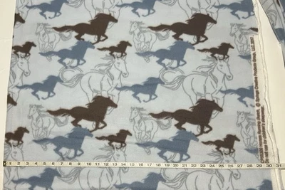 "Nueva tela polar por yarda - Caballos para correr sobre fondo azul teniente - 58"" de ancho" Foto 1 de 3
