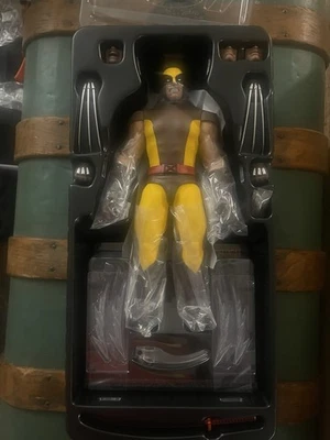 Hot Toys Hono Studio HS03 - Wolverine escala 1/6 (terno marrom) - Imagem 1 de 4