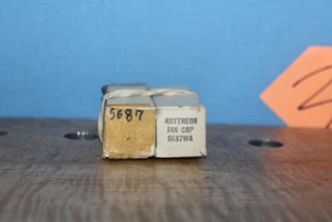 Tubos de radio 5687 5687WA Raytheon JAN CRP militares nuevo de lote antiguo 1962 par a juego - Imagen 1 de 3