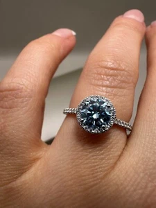 Anillo de platino con halo de diamantes azules redondos cultivados en laboratorio de 1,23 quilates LGSL65 - Imagen 1 de 21