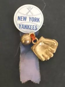 Spilla con bottoni New York Yankees primi anni 50 con guanto a nastro e palla - Foto 1 di 6