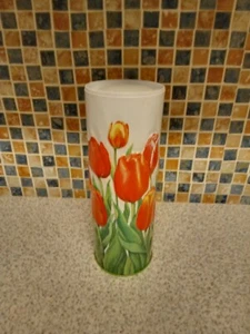 Lata decorativa en relieve, Churchill's, manojo de tulipanes rojos 25 cm de alto 8,5 cm de diámetro - Imagen 1 de 4