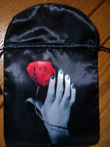 NUOVO DI ZECCA! ROSA GOTICA SATINATA IN MANO TAROCCHI E PIETRA RUNA BORSA PORTAOGGETTI - Foto 1 di 3