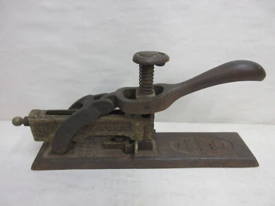 Grapadora de escritorio antigua de hierro fundido Acme Stapler Co enano Foto 1 de 4