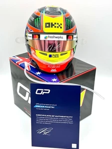 Mini casco F1 McLaren oficial Oscar Piastri 2025 firmado y actualizado 1:2 + certificado de autenticidad - Imagen 1 de 10