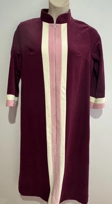 Vintage Vanity Fair Long Sleeve Long Dressing Gown/ Long Zipper Size 16 GC - image 1 of 4