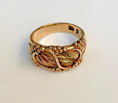 Black Hills Gold 10k 5.3G Four Leaves and Six Grape Cluster Band Ring Size 6 1/4 - Image 1 of 3