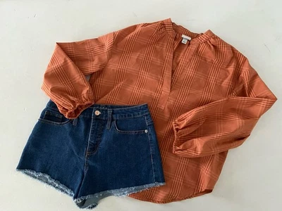 Lote de pantalones cortos de jean de tiro alto Wild Fable talla 4 (27" W) y un nuevo día a cuadros Top S Foto 1 de 4