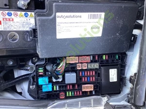 Caja de fusibles Toyota Prius Import MK4 2015-22 en bahía del motor - Imagen 1 de 6