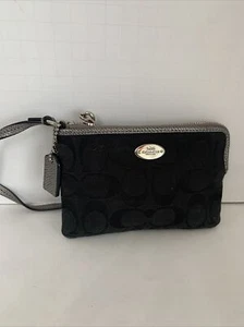 Auténtico bolso de noche Coach de lona negro con ribete de cuero plateado - Imagen 1 de 11