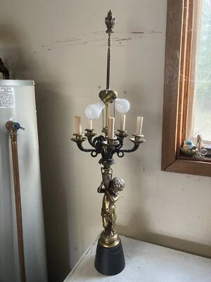 Fantástica lâmpada de candelabro de latão de qualidade meados do século Putti 6 braços 40” de altura - Imagem 1 de 4