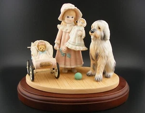Figura Base Madera Sophie Signature Series Por Jan Hagara Niña con Perro Ovejero - Imagen 1 de 6