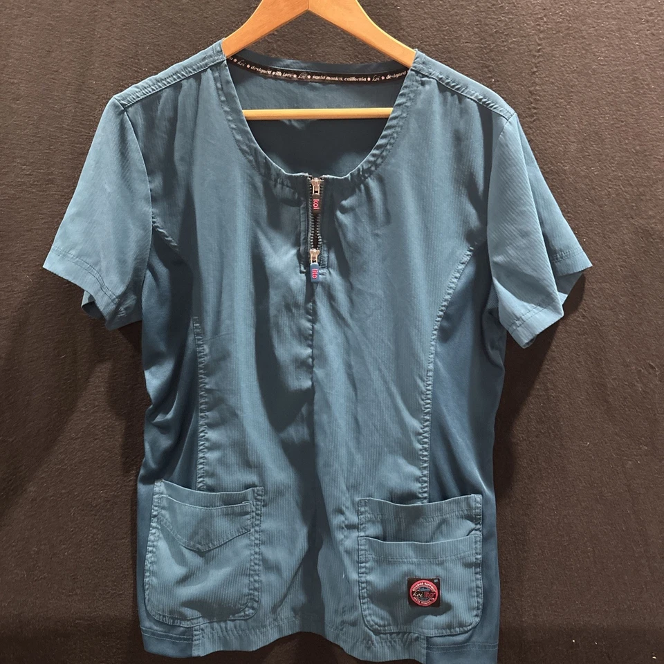 Koi Lite Feminino Tamanho M Blusa Esfoliante Dobby Azul Marinho Rosa Zíper Duplo Bolsos V - Imagem 1 de 4