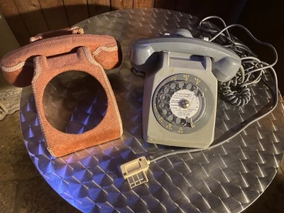 ANCIEN TELEPHONE SOCOTEL  A CADRAN 1977 + 1 COUVRE TEL. VELOURS ROSE 1974 - Photo 1/4