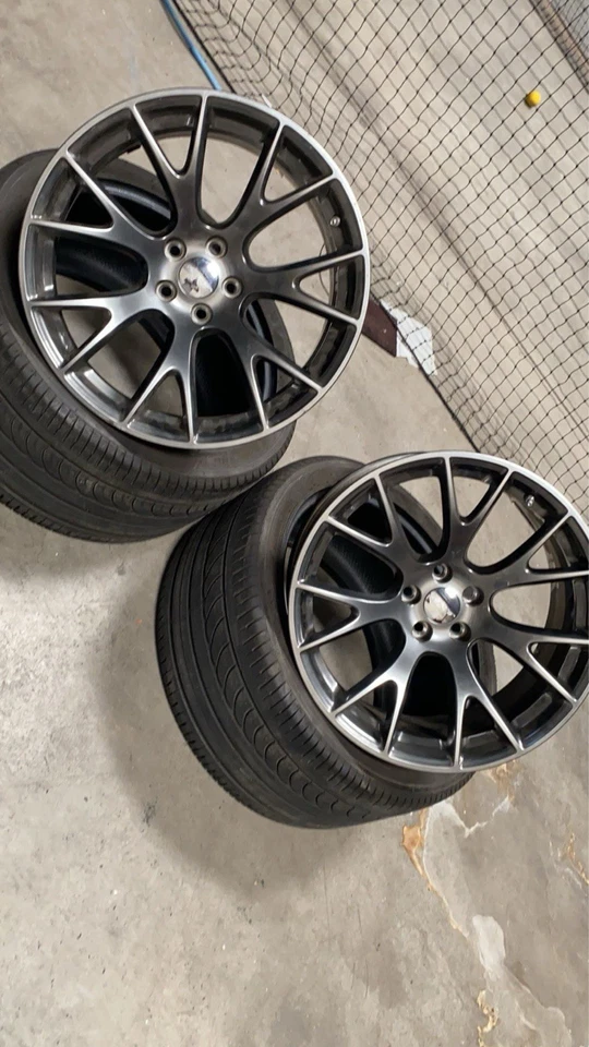 Ruedas SRT Stock Foto 1 de 1