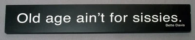 "La vieja edad no es para maricas". Placa de decoración del hogar Danielson Designs de Bette Davis Foto 1 de 4